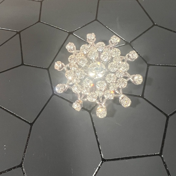 Vintage 1950’s Starburst/ Snowflake Rhinestone Brooch- So Sparkly - Picture 2 of 6